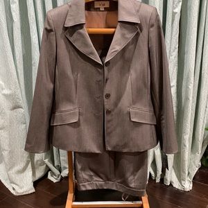 Le Suit….pants and jacket. NWT size 18.